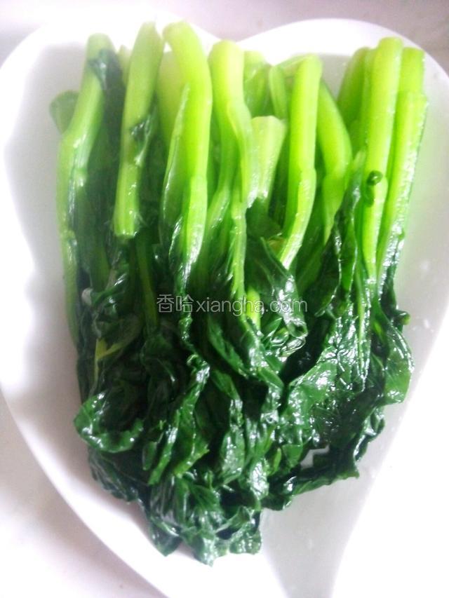 水烧开菜心焯熟，过凉水装盘。