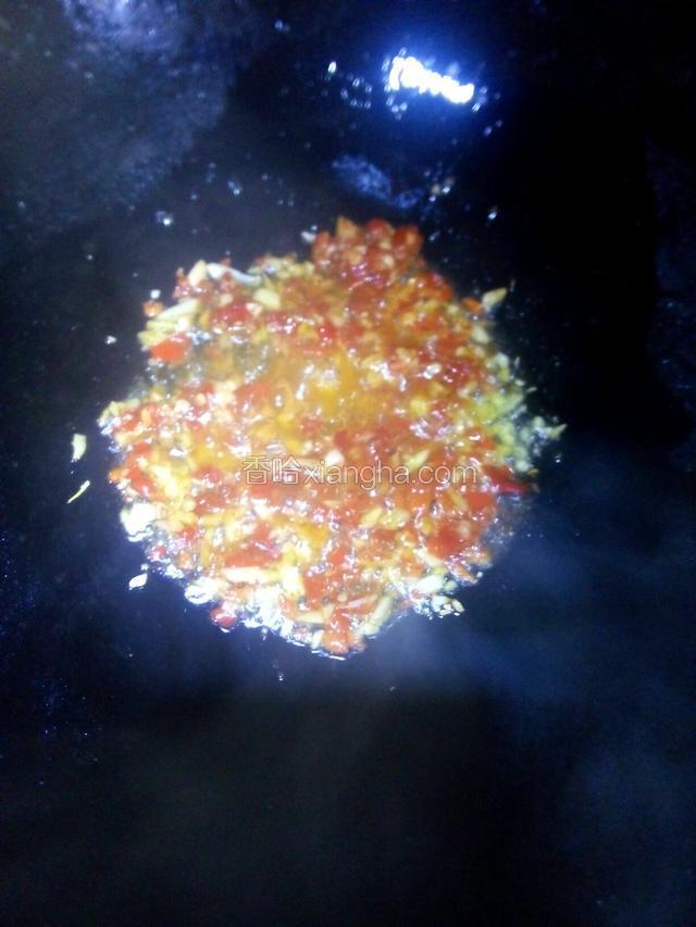 油烧热炒香姜蒜和米椒。