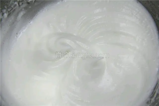 冷藏好的蛋白用电动打蛋器打发至湿性发泡。