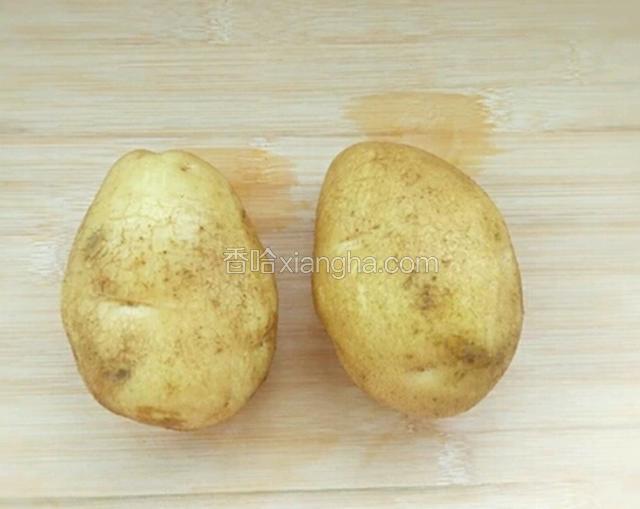 一个大土豆或2个小点的土豆，洗净去皮。