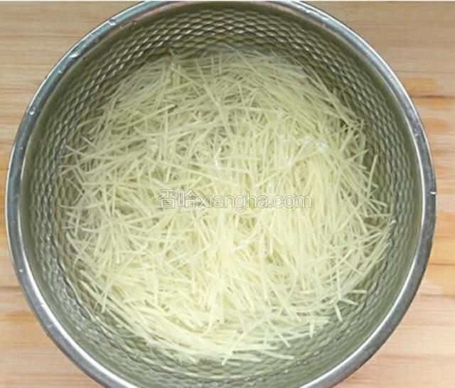 切好的土豆丝用清水多洗几次，尽量洗掉土豆的淀粉，沥干水备用。