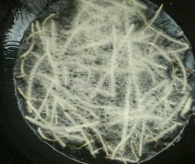 锅里放适量食用油，中火，油烧到五六成热，放少量土豆丝，炸至金黄色捞出。