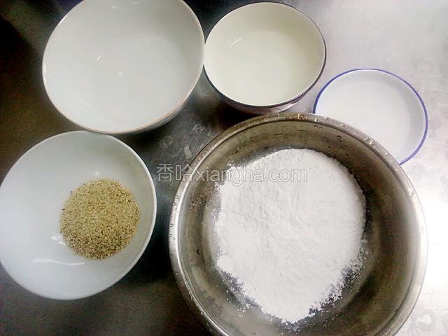 准备食材:温热水比温水温度高一点，我家没有生芝麻了，就用熟芝麻