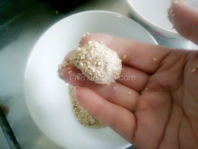 放芝麻是滚一下，让它全部沾上芝麻