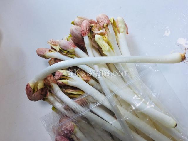 准备食材，花生芽去除须茎