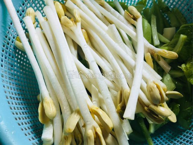 花生芽洗净后滤干水分