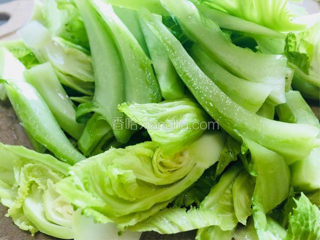 切粗丝（和花生芽的粗细差不多就好）