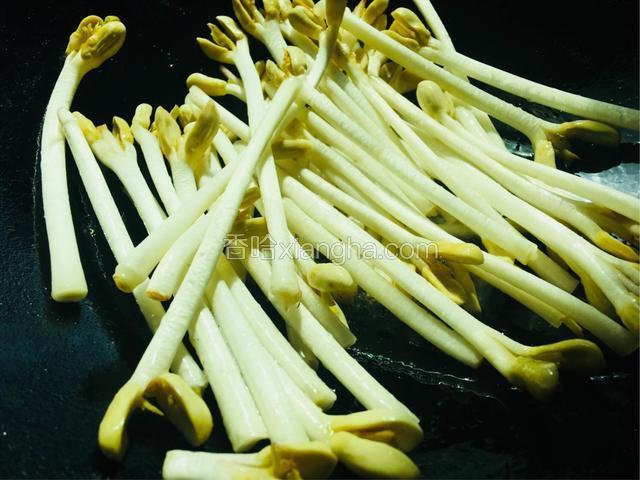 热锅冷油烧至七成熟，放入花生芽中火煸炒（火不要太过猛，易把花生苗炒焦）待花生芽5成熟