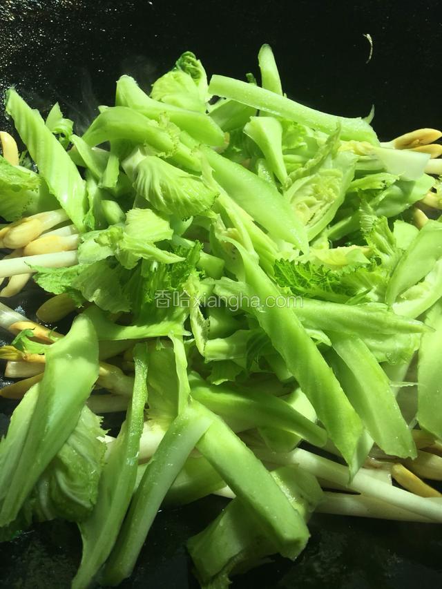 放入芥菜梗煸炒一下