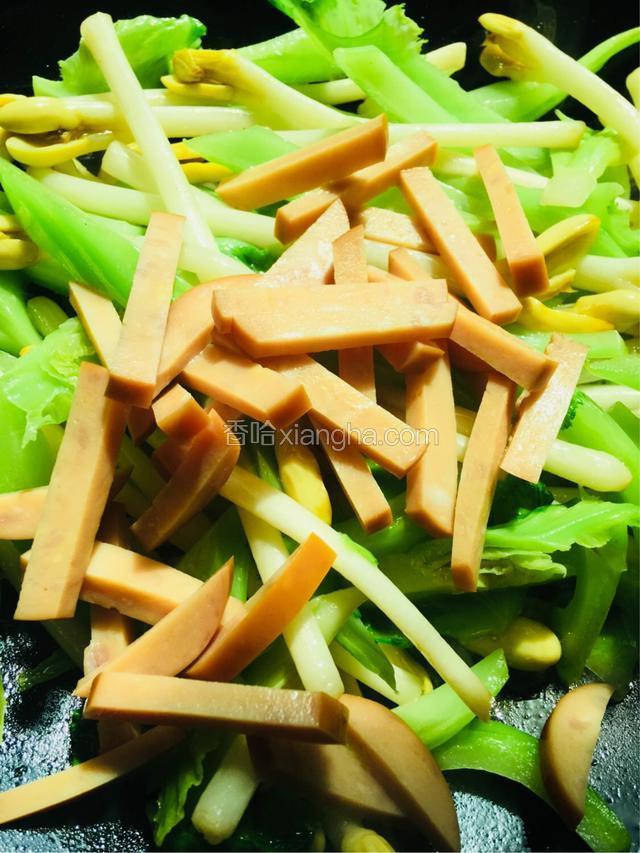 加入脆皮火腿接着煸炒