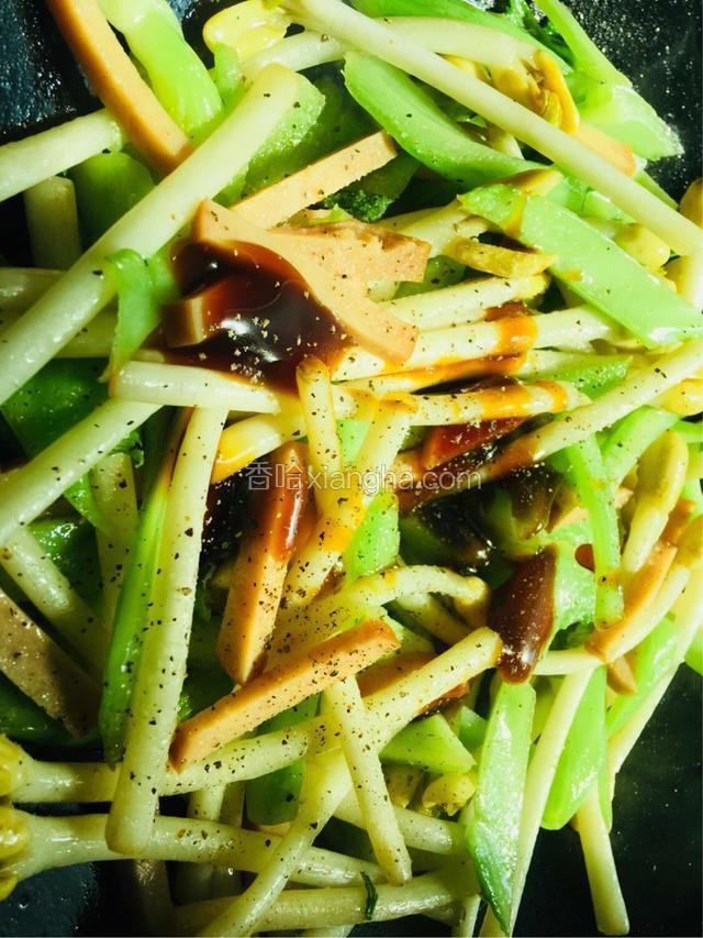 加入蚝油和黑胡椒粉煸炒入味