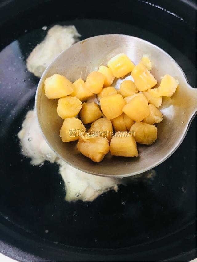 加入洗净的干贝，大火煮沸后转小火煮60分钟