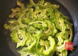 豆鼓炒苦瓜的做法图解5