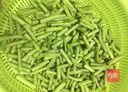 豆角炒肉的做法图解1