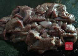血皮菜炒猪肝 紫贝菜炒猪肝的做法图解1