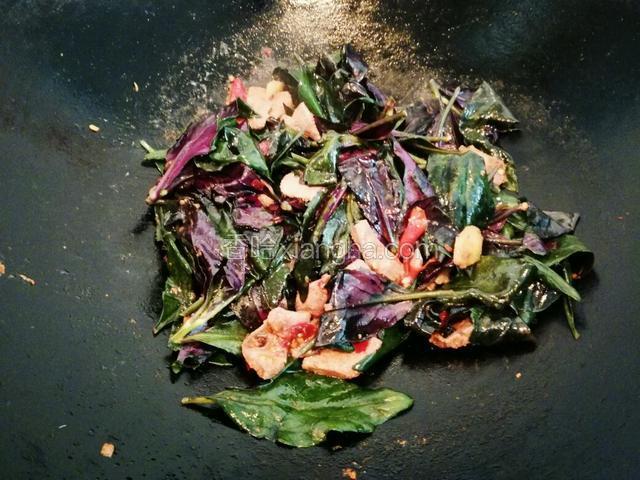 加血皮菜，炒2-3分钟。