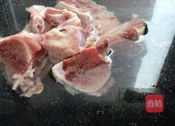 枸杞蜜枣筒骨汤的做法图解1