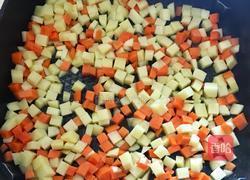 土豆萝卜腊肠闷饭的做法图解2