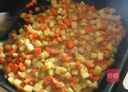 土豆萝卜腊肠闷饭的做法图解3