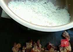 电饭锅腊味煲仔饭的做法图解1