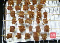 啤酒与烤猪肉串也是一对很搭的情侣的做法图解5