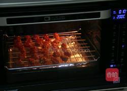 啤酒与烤猪肉串也是一对很搭的情侣的做法图解6