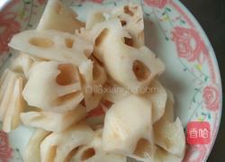 莲藕炖排骨的做法图解1