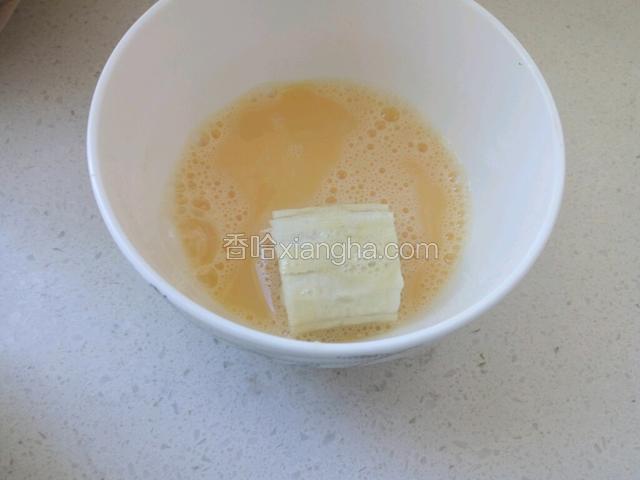 鸡蛋打散成蛋液，香蕉条放蛋液中沾一下。