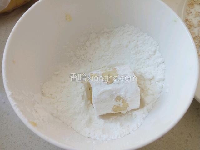 香蕉条放淀粉里滚一下，沾匀淀粉。