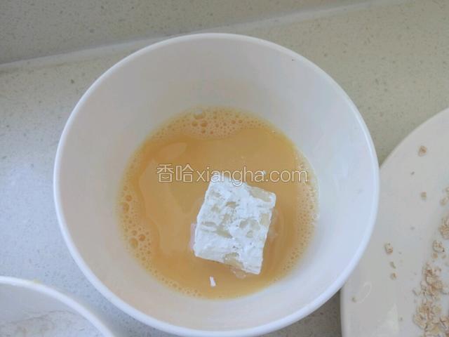 再放蛋液中沾一下。