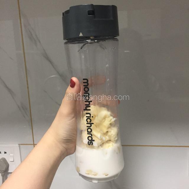 香蕉掰小段与牛奶混合打成汁。