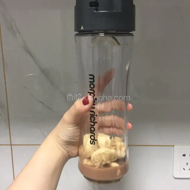 剩余的香蕉掰小段与阿华田混合打成汁。