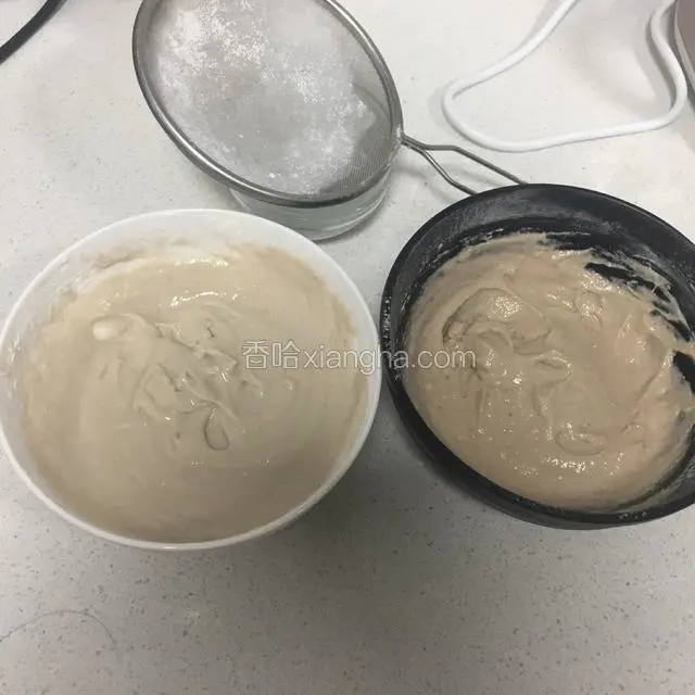 面粉过筛后拌匀。