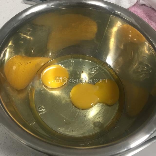 找一个无水无油的容器打入全蛋三个。
