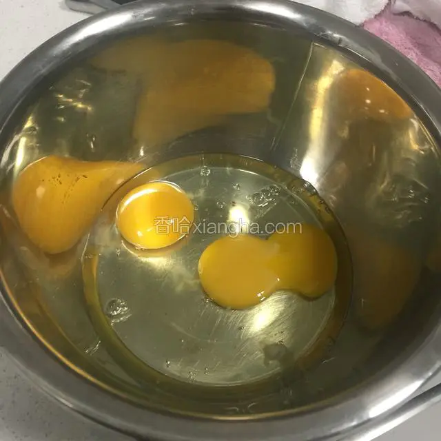 找一个无水无油的容器打入全蛋三个。