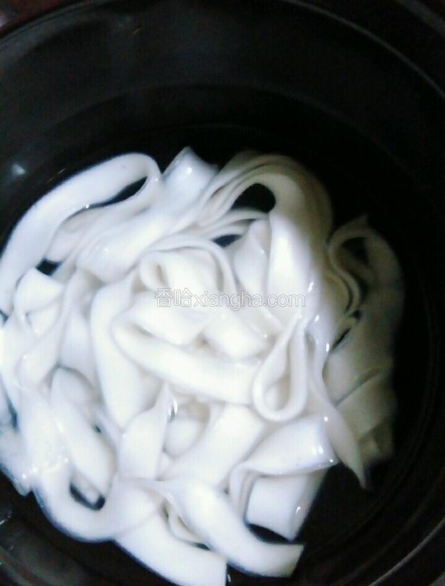 土豆粉很硬提前浸泡好，我是先用清水泡了一会然后用现烧的开水盖上盖子焖着浸泡的。