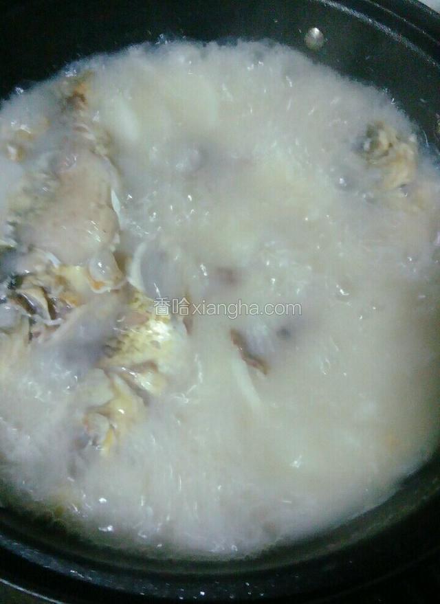 洗头鱼（鲫鱼）购买时让老板宰杀好，回来清洗干净沥干水份，锅里放少许调和油，将鱼放入煎至双黄放入生姜片倒入适量清水煮至鱼汤水变白，捞出鱼…