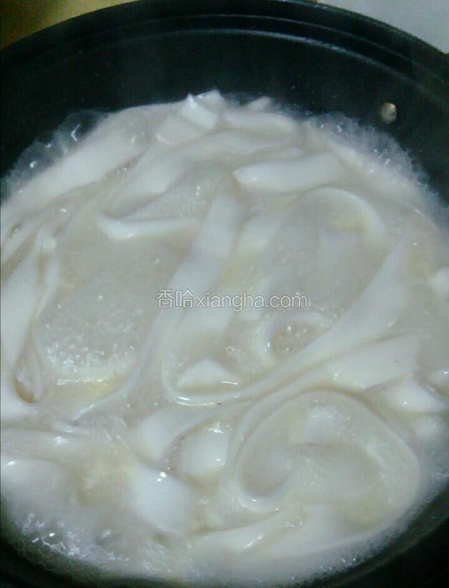 将土豆粉放入鱼汤锅内，煮开。