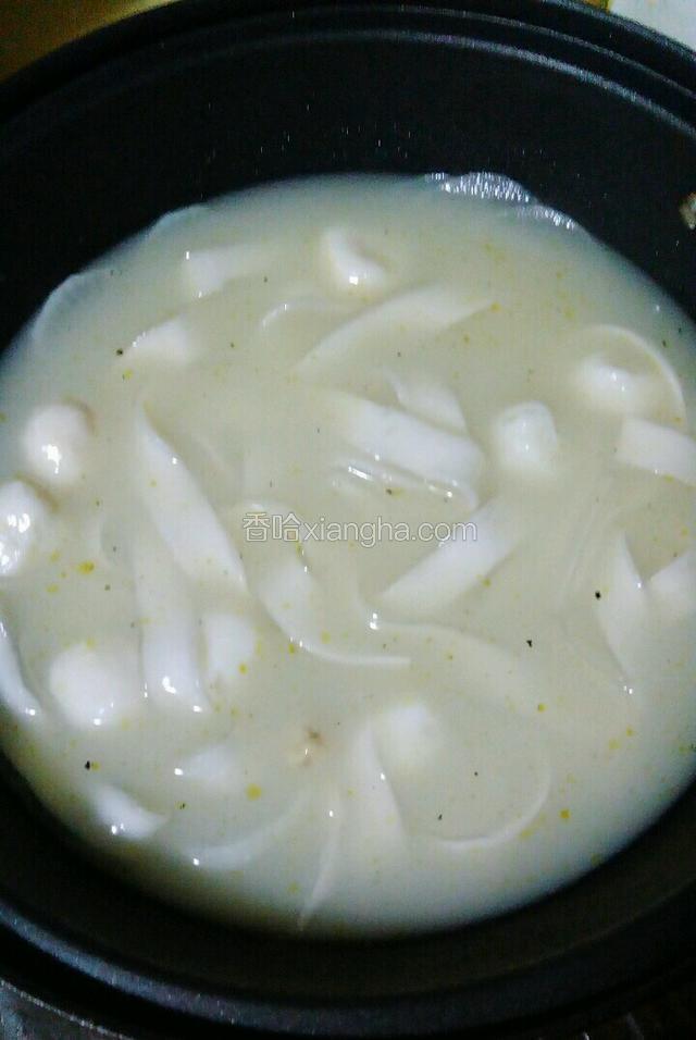 将鱼丸倒入煮两分钟关火！放入盐调味！