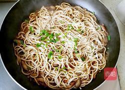 香菇焖面的做法图解16