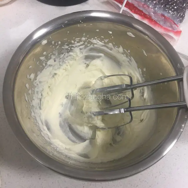 淡奶油加入白砂糖B打发。