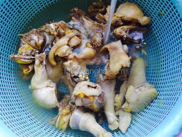 焯水后的鸡块倒入盆中用冷水冲洗干净浮沫，
