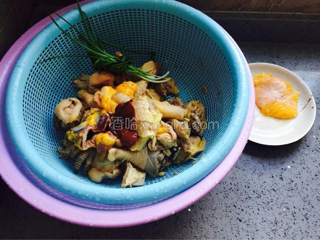 新鲜的老母鸡肚子里黄橙橙的鸡油是有点多的，如果你不喜欢鸡汤太油的话煮汤时可以取出一部分不放入，取出的鸡油可以用来炒素菜比如大白菜很香的，，但是一点不放这个鸡油的话，这汤是并不会鲜美的，必须留一点鸡油！