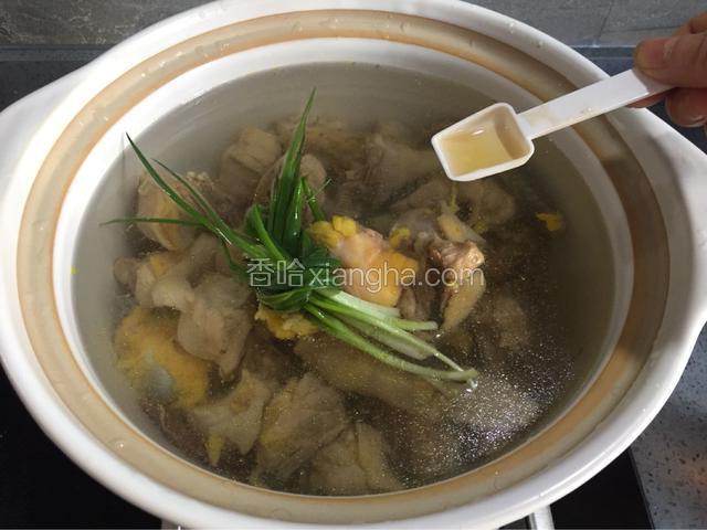 锅中加少许料酒，用味精的勺子一小勺就好，多了会酒味大窜味的！