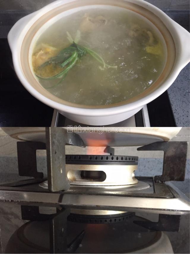 锅煮开后，“立刻”转小火，最小的一根火苗的那种，一根小火苗一直煮2小时，老母鸡的肉不容易煮烂所以需要时间！