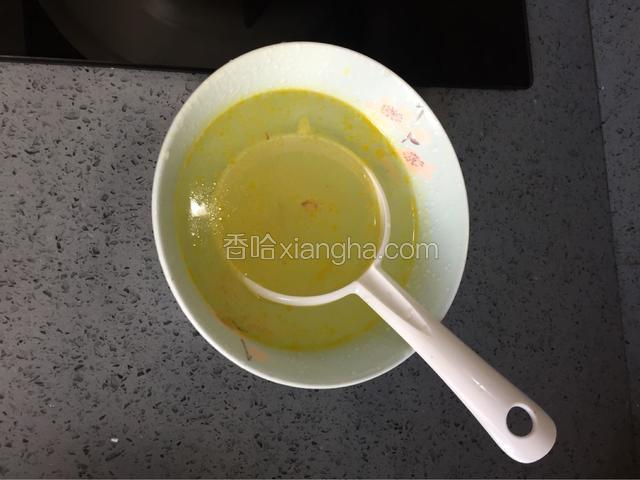 炖鸡汤期间如果锅内有浮沫可以用漏勺撇去，如果觉得鸡汤太油了也可以用来撇去一些油，
