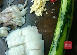 鲜鱿炒青瓜的做法图解6