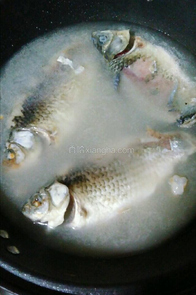 倒入少许料酒注入适量清水。