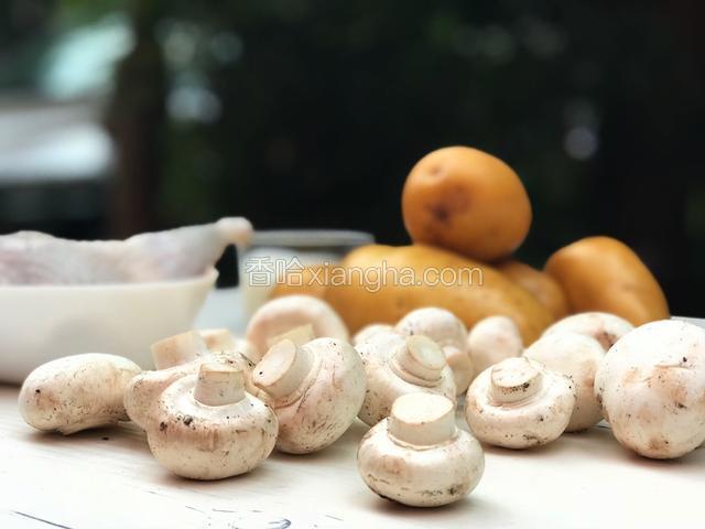 开烤箱预热. 
然后开始准备蔬菜和肉肉. 
我用的是50/50猪肉和鸡肉、因为用谈奶油所以肉不要选择肥的. 我觉得这个派的话还是用肌肉比较好（皮需要去掉）. 