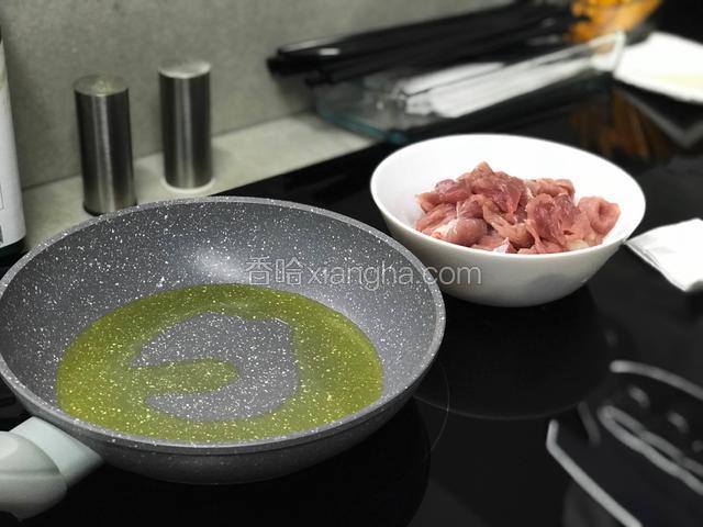 锅内放入适量的橄榄油, 待油热然后放入肉. 肉切小丁即可，不需要太小
